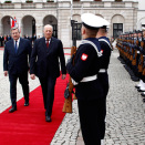 Kong Harald og President Komorowski inspiserer æresgarden under velkomstseremonien (Foto: Lise Åserud / NTB scanpix)